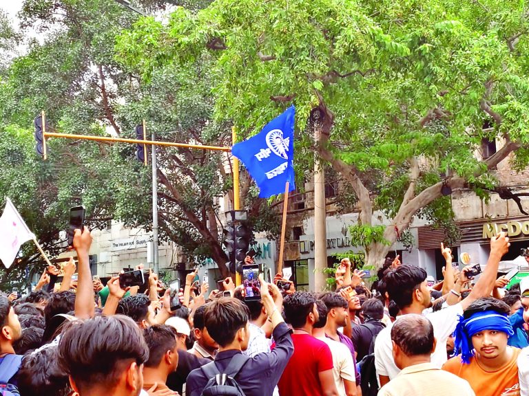 देश के सत्ता और समाज को जितनी जल्दी हो बदल डालो